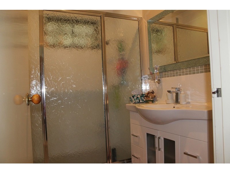 8 Lee Crescent, York WA 6302