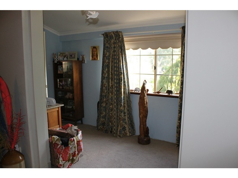 8 Lee Crescent, York WA 6302