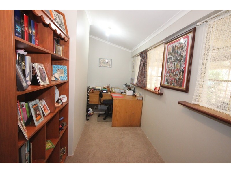 8 Lee Crescent, York WA 6302