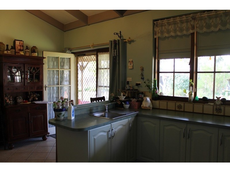 8 Lee Crescent, York WA 6302