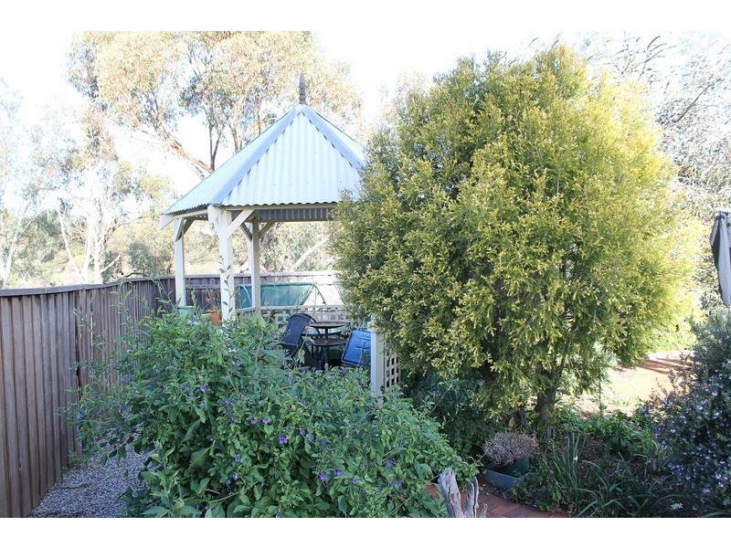 8 Lee Crescent, York WA 6302