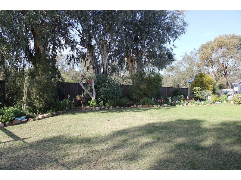 8 Lee Crescent, York WA 6302