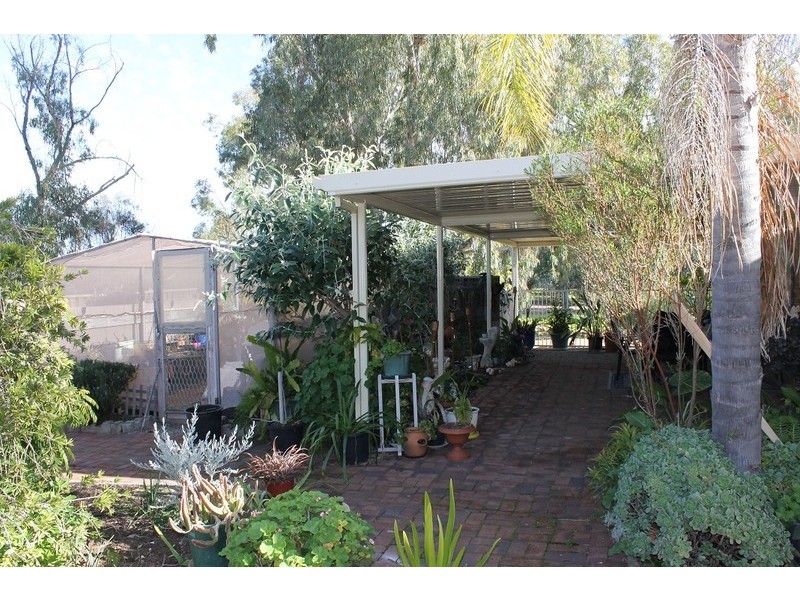 8 Lee Crescent, York WA 6302