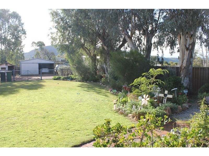 8 Lee Crescent, York WA 6302