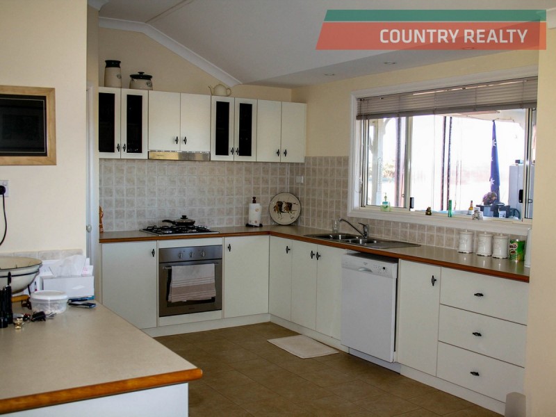 2 Fifth Avenue, Merredin WA 6415