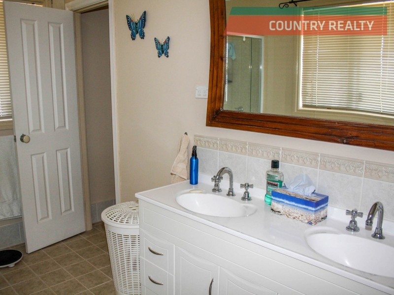 2 Fifth Avenue, Merredin WA 6415