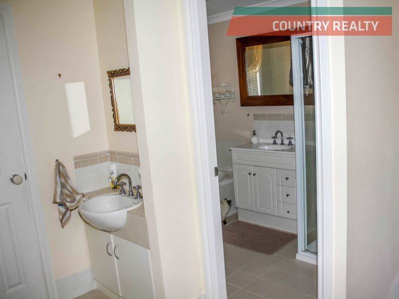 2 Fifth Avenue, Merredin WA 6415