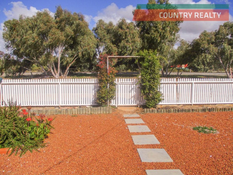 2 Gamenya Ave & 4 Railway Avenue, Merredin WA 6415