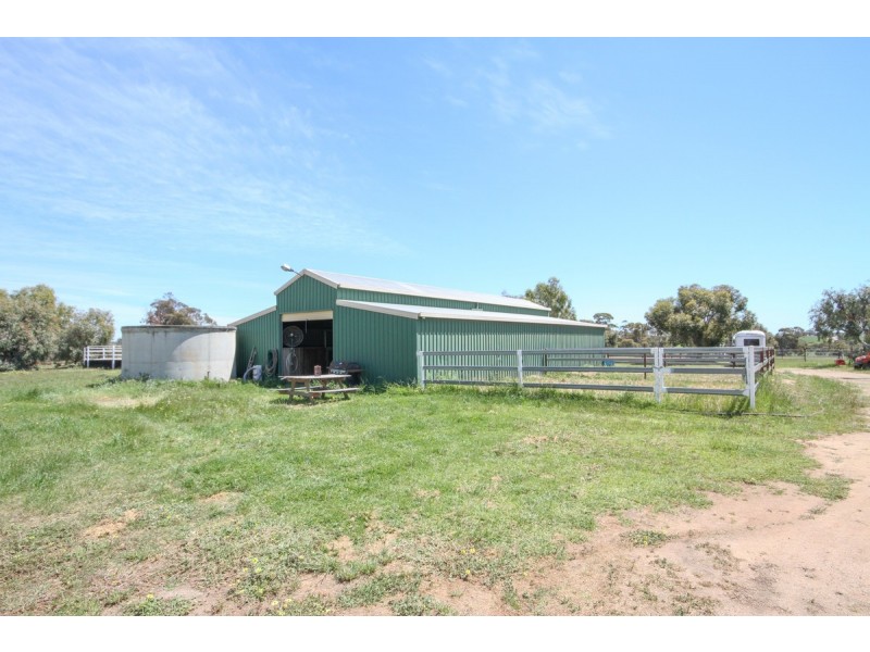 913 Grass Valley North Road, Southern Brook WA 6401