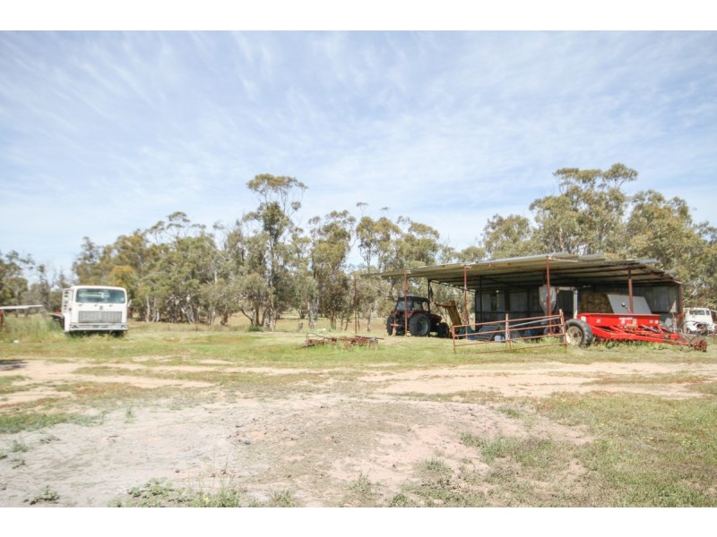 913 Grass Valley North Road, Southern Brook WA 6401