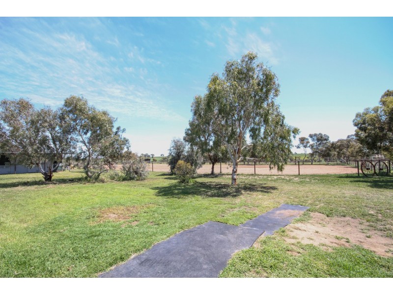 913 Grass Valley North Road, Southern Brook WA 6401