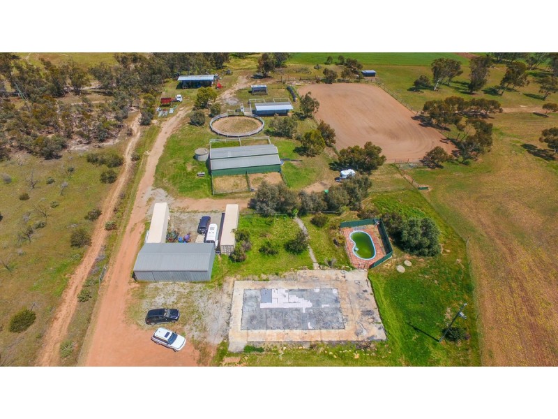 913 Grass Valley North Road, Southern Brook WA 6401