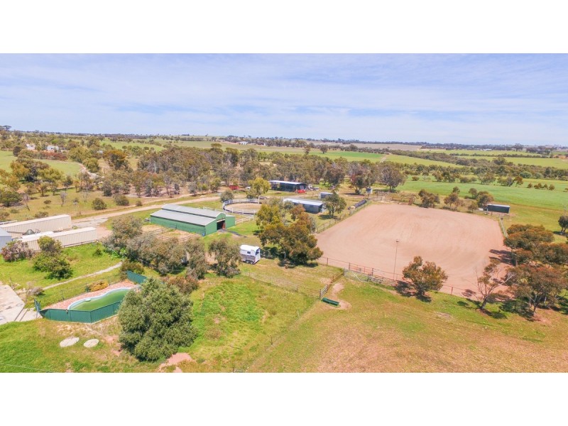 913 Grass Valley North Road, Southern Brook WA 6401