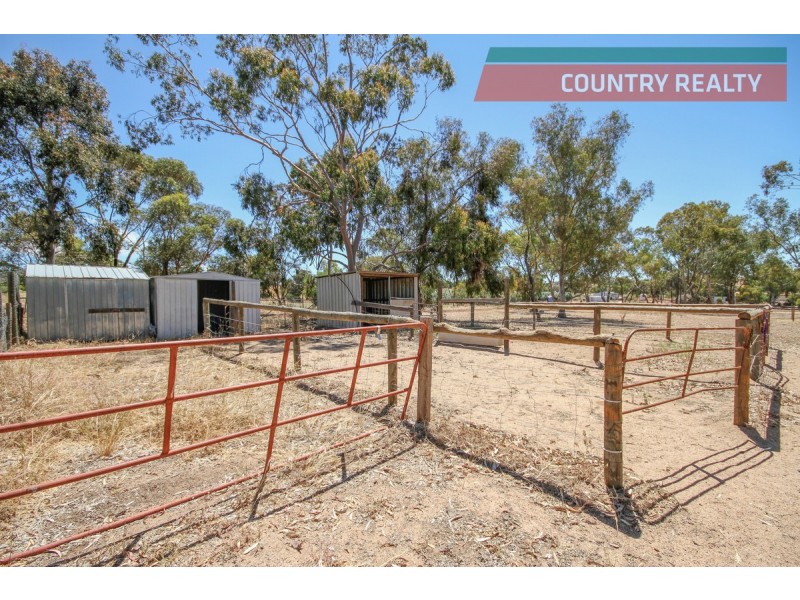 6 Osnaburg Road, York WA 6302