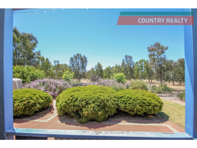 6 Osnaburg Road, York WA 6302