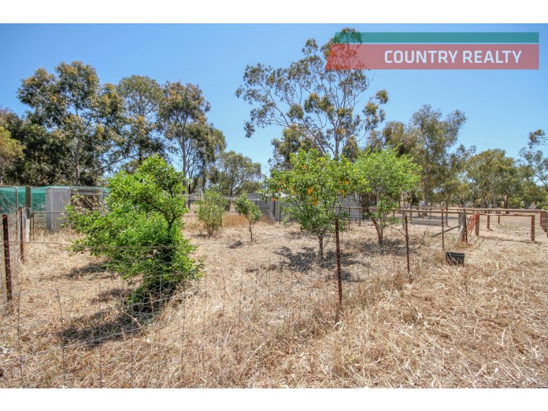 6 Osnaburg Road, York WA 6302