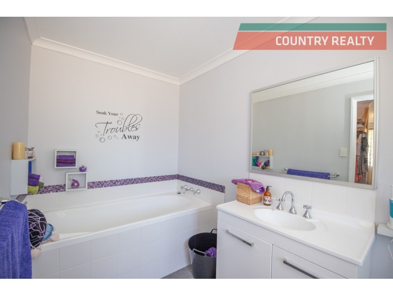 4 Tenth Road, York WA 6302