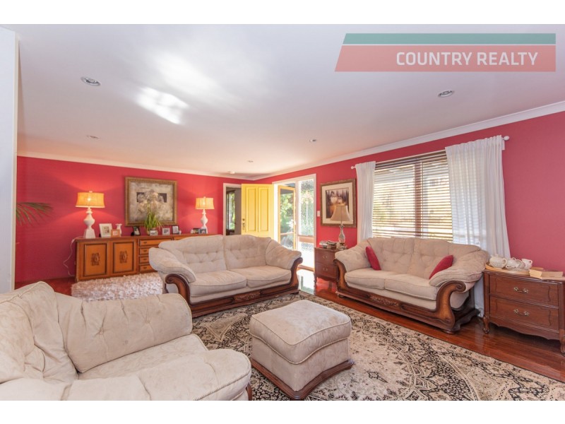 13 Harcourt Street, Toodyay WA 6566