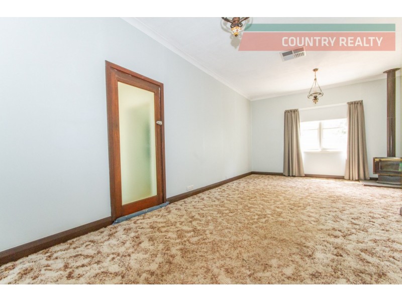 153 Railway Road, Clackline WA 6564