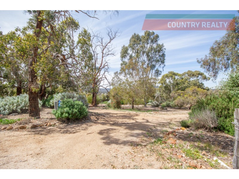 153 Railway Road, Clackline WA 6564