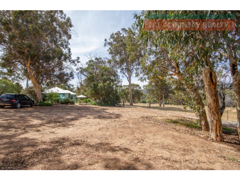 153 Railway Road, Clackline WA 6564