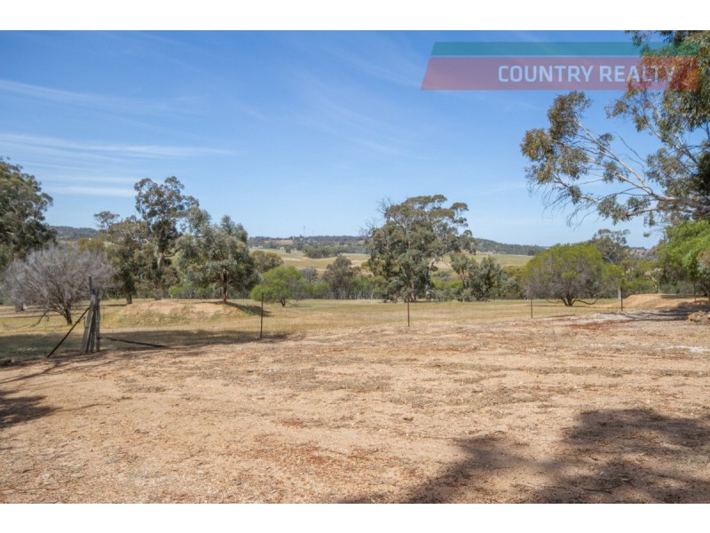 153 Railway Road, Clackline WA 6564