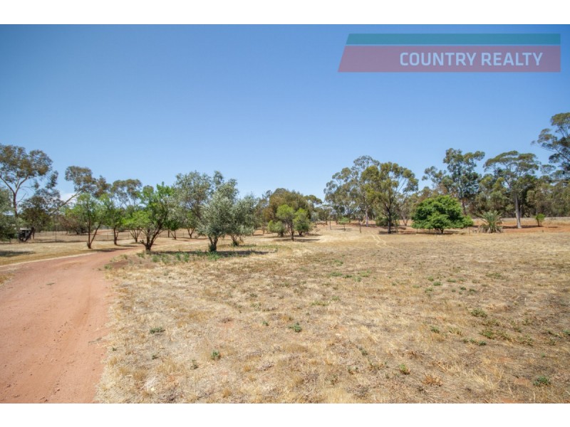 3 & 5 Lee Crescent, York WA 6302