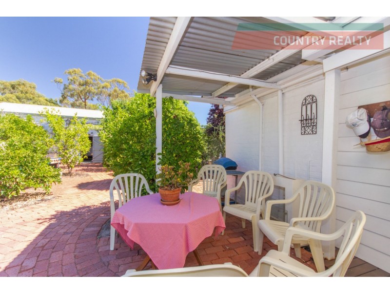 8 Thorn Street, York WA 6302