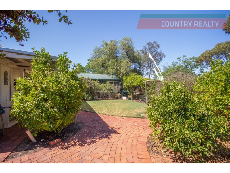 8 Thorn Street, York WA 6302
