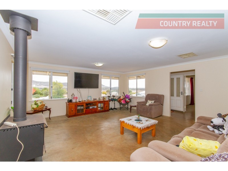 64 Andrews Avenue, York WA 6302