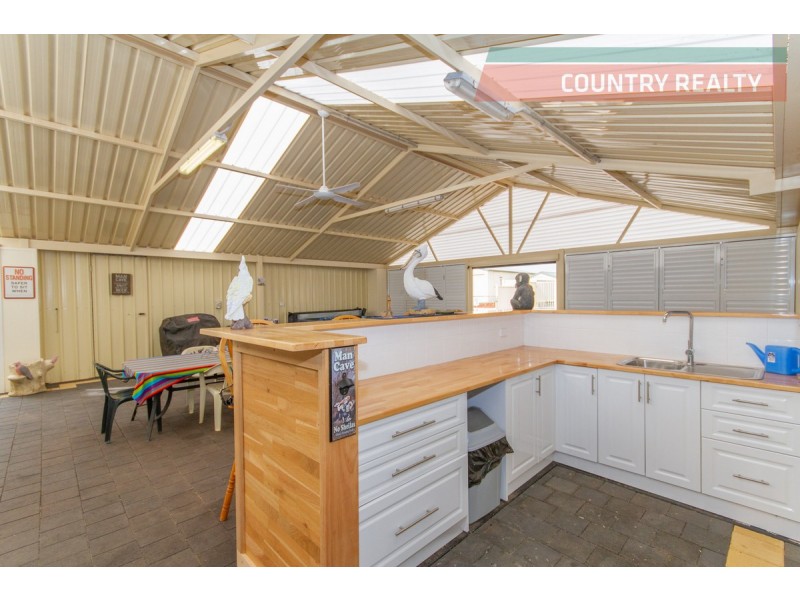 64 Andrews Avenue, York WA 6302