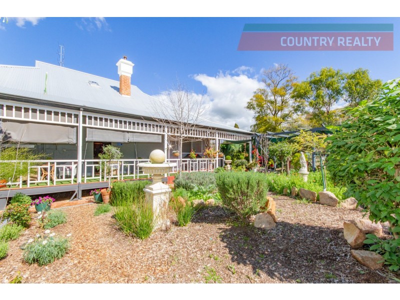 8 Alfred Street, York WA 6302