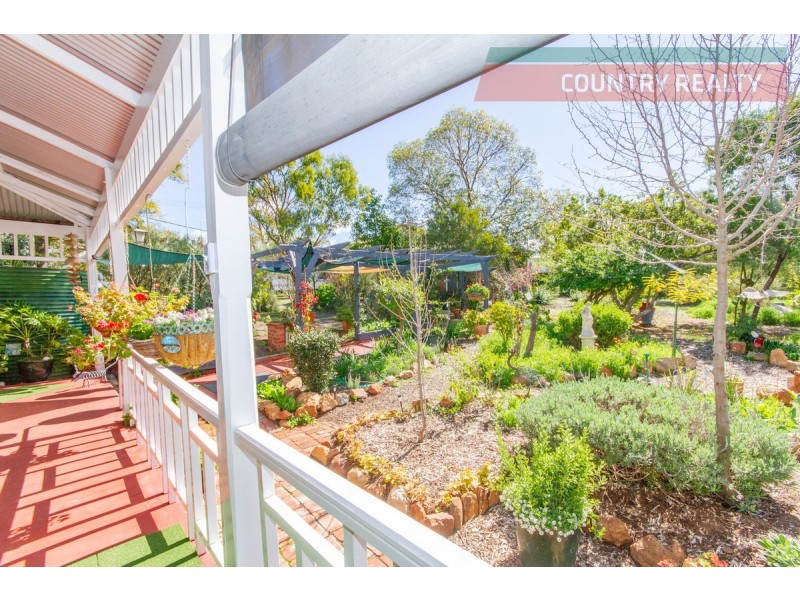 8 Alfred Street, York WA 6302