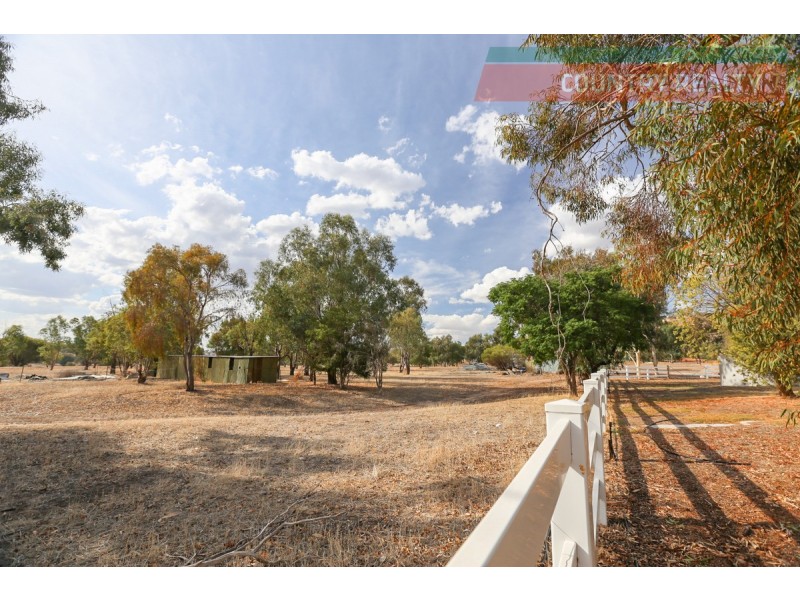 99 Range Road, Toodyay WA 6566