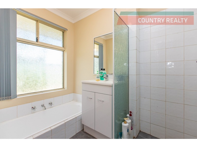 68 Suburban Road, York WA 6302