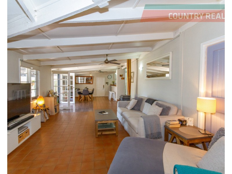 2 Osnaburg Road, York WA 6302