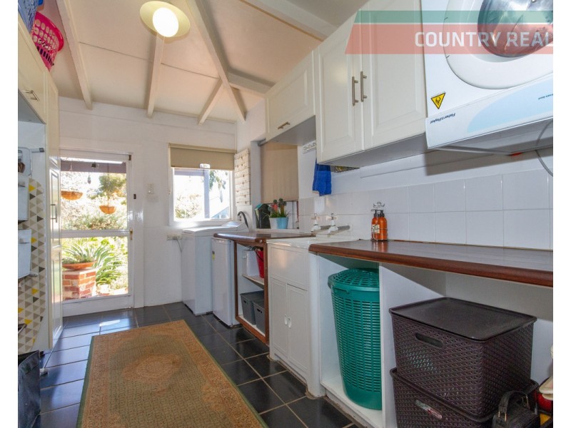 2 Osnaburg Road, York WA 6302