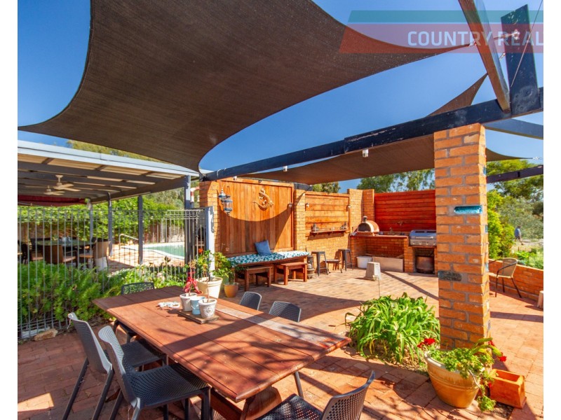 2 Osnaburg Road, York WA 6302