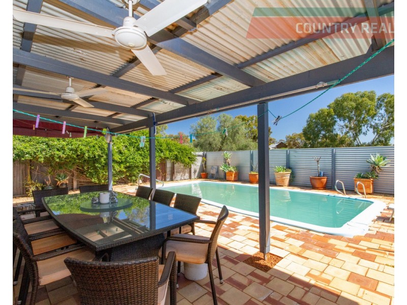 2 Osnaburg Road, York WA 6302