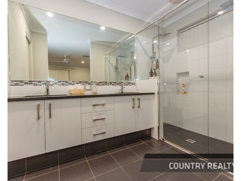 8 Oakover Place, Northam WA 6401