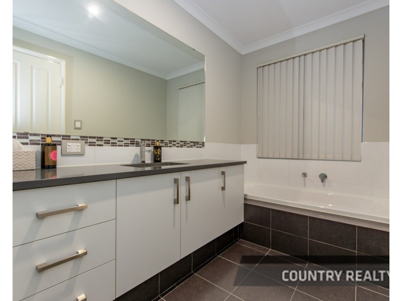 8 Oakover Place, Northam WA 6401