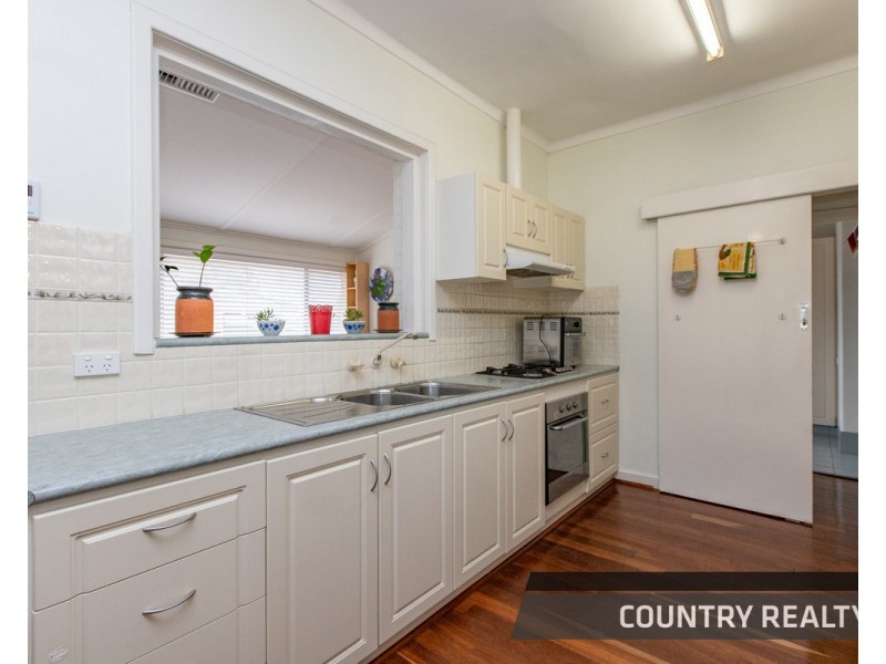 28 Robinson Street, Northam WA 6401
