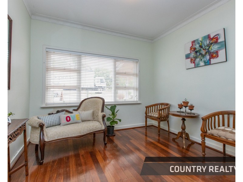 28 Robinson Street, Northam WA 6401