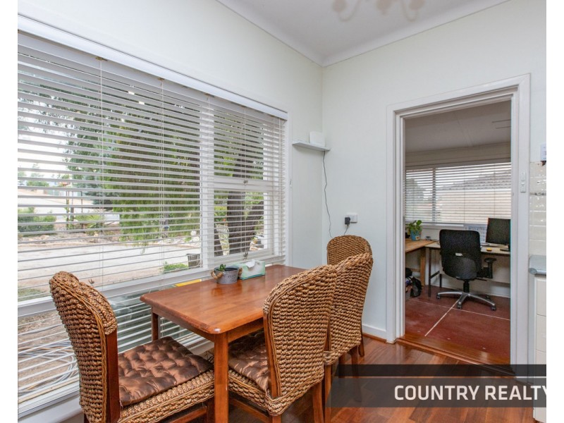 28 Robinson Street, Northam WA 6401
