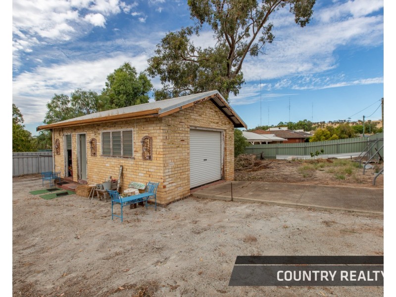 28 Robinson Street, Northam WA 6401
