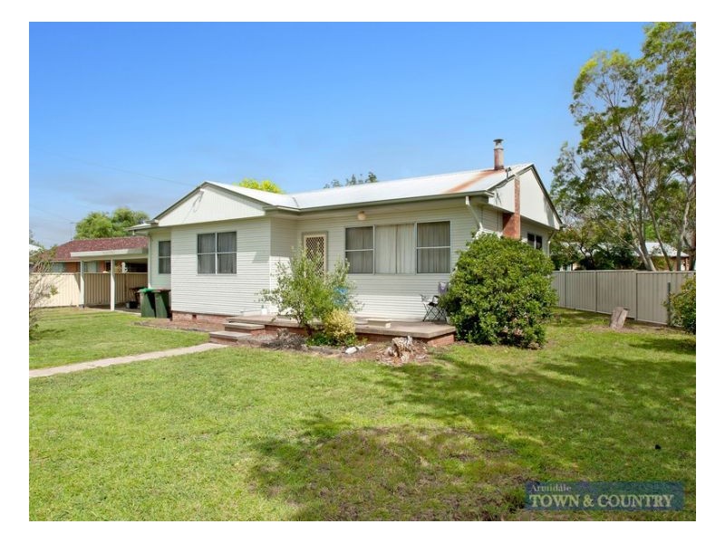 2 Holmes Avenue, Armidale NSW 2350