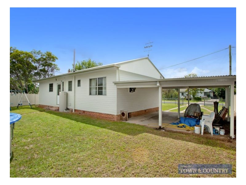 2 Holmes Avenue, Armidale NSW 2350