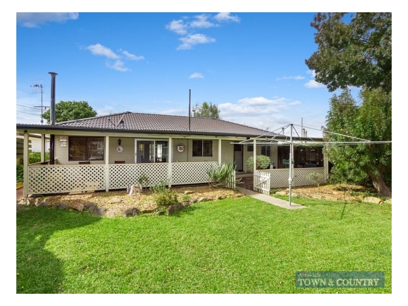 12 Holmes Ave, Armidale NSW 2350