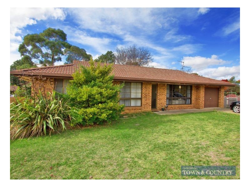 2 Doris Place, Armidale NSW 2350