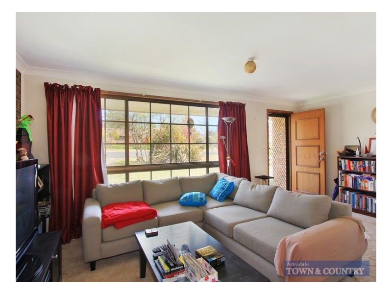 2 Doris Place, Armidale NSW 2350